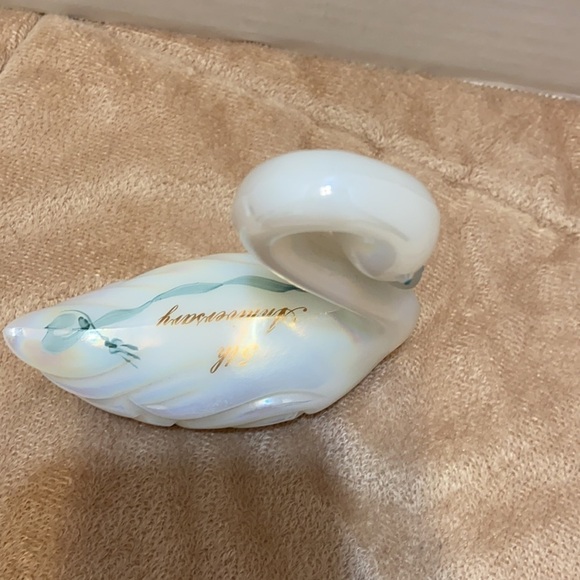 Fenton 5th anniversary white opalescent hand painted and signed glass swan - Picture 5 of 9